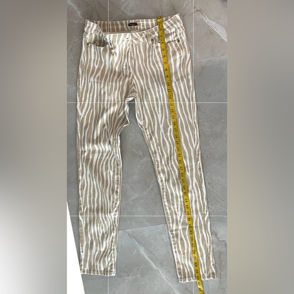 McLaughlin Lexi Jeans Size in Photos Mid-rise
Slim Leg Front Zip Button Closure - Picture 3 of 8